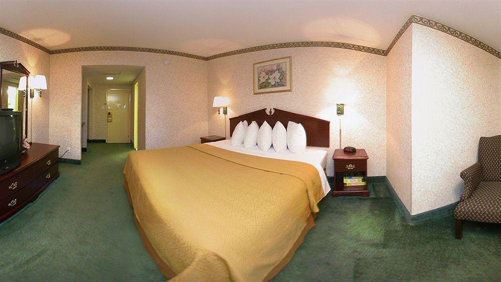 Quality Inn & Conference Center Maple Shade מראה חיצוני תמונה